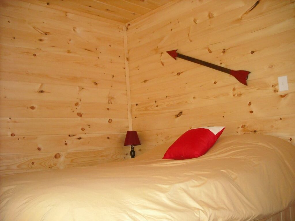 Real McCoy Cabins bedroom